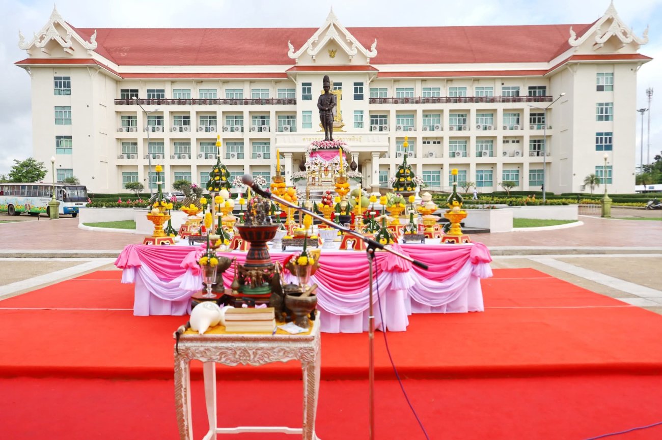 วันอังคารที่ 23 กันยายน 2568 เวลา 08.00 น. นายสมนึก คำรัศมี นายกเทศมนตรีตำบลนาจารย์ ได้เข้าร่วม พิธีบวงสรวงองค์พระบรมราชานุสาวรีย์พระบาทสมเด็จพระจุลจอมเกล้าเจ้าอยู่หัว รัชกาลที่ 5 ณ ลานพระบรมราชานุสาวรีย์ หน้าศาลากลางจังหวัดกาฬสินธุ์ (หลังใหม่) ศูนย์ราชการจังหวัดกาฬสินธุ์ โดยมี ผู้ว่าราชการจังหวัดกาฬสินธุ์ เป็นประธานในพิธี พร้อมด้วยพิธีเจริญพระพุทธมนต์ โดยพระภิกษุและสามเณรจำนวน 10 รูป ได้รับพระเมตตาจาก พระราชวัชรธรรมโสภณ (ศิลา สิริจนโท) ปะพรมน้ำพระพุทธมนต์พระบรมราชานุสาวรีย์และกล่าวสัมโมทนียกถา พิธีดังกล่าวมี ข้าราชการส่วนภูมิภาค ข้าราชการส่วนท้องถิ่น และประชาชนจังหวัดกาฬสินธุ์ เข้าร่วมอย่างพร้อมเพรียง เพื่อร่วมถวายความจงรักภักดีและน้อมรำลึกถึงพระมหากรุณาธิคุณอันหาที่สุดมิได้ของ พระบาทสมเด็จพระจุลจอมเกล้าเจ้าอยู่หัว รัชกาลที่ 5 แห่งราชวงศ์จักรี