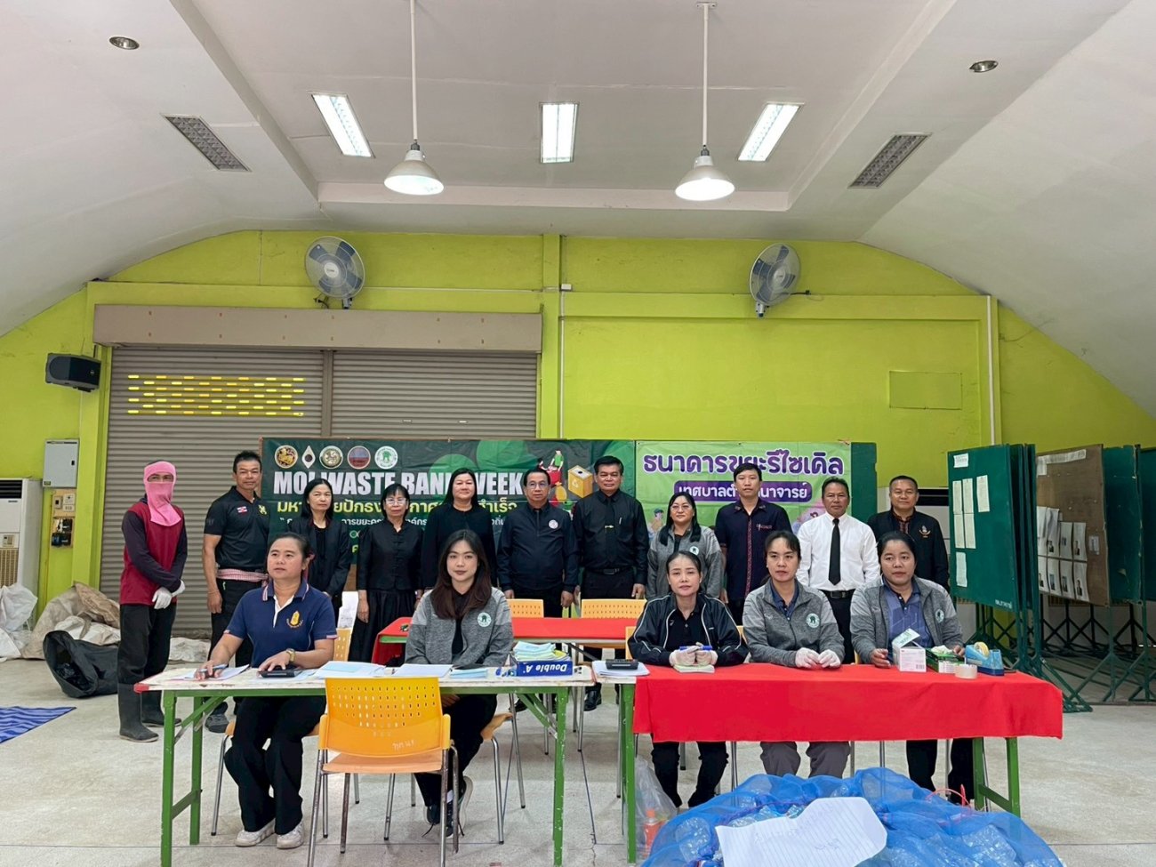 ธนาคารขยะรีไซเคิลเทศบาลตำบลนาจารย์  วันที่ 15 มกราคม 2569  เวลา 08.30 น. นายสมนึก คำรัศมี นายกเทศมนตรีตำบลนาจารย์ พร้อมด้วยปลัดเทศบาล รองปลัดเทศบาล พนักงานเทศบาล คณะครู นักเรียนโรงเรียนอนุบาลเทศบาลตำบลนาจารย์ และพี่น้องประชาชน  ร่วมใจนำขยะรีไซเคิลมาฝากและขายกับ  ธนาคารขยะรีไซเคิลเทศบาลตำบลนาจารย์  กิจกรรมครั้งที่ 17 ประจำเดือนมกราคม 2569