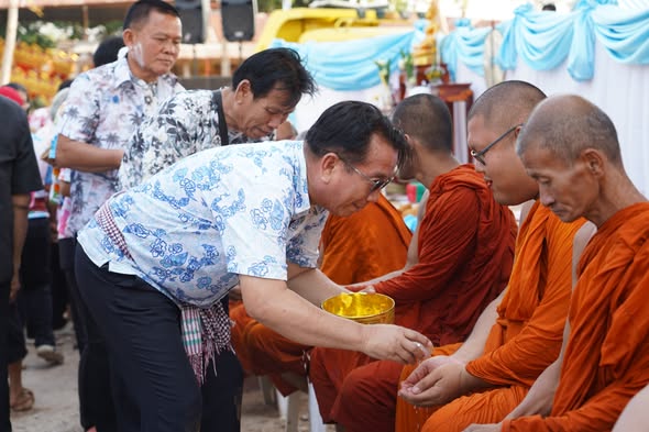 วันที่ 13 เมษายน 2569 เวลา 13.30 น. เทศบาลตำบลนาจารย์  โดย นายสมนึก คำรัศมี นายกเทศมนตรีตำบลนาจารย์ คณะผู้บริหาร ประธานสภา สมาชิกสภาเทศบาล ข้าราชการ พนักงาน และพี่น้องประชาชน ได้พร้อมใจกันจัดกิจกรรมประเพณีสงกรานต์ ประจำปี 2569  กิจกรรมในวันนี้เปี่ยมไปด้วยการมีส่วนร่วมของพี่น้องประชาชนในพื้นที่ บรรยากาศเต็มไปด้วยความสุข ความอบอุ่น สร้างความรัก ความสามัคคี และความผูกพันอันแน่นแฟ้นในชุมชน  เทศบาลตำบลนาจารย์ ขอขอบคุณทุกภาคส่วนและพี่น้องประชาชนที่เข้าร่วมกิจกรรมในครั้งนี้เป็นอย่างดียิ่ง