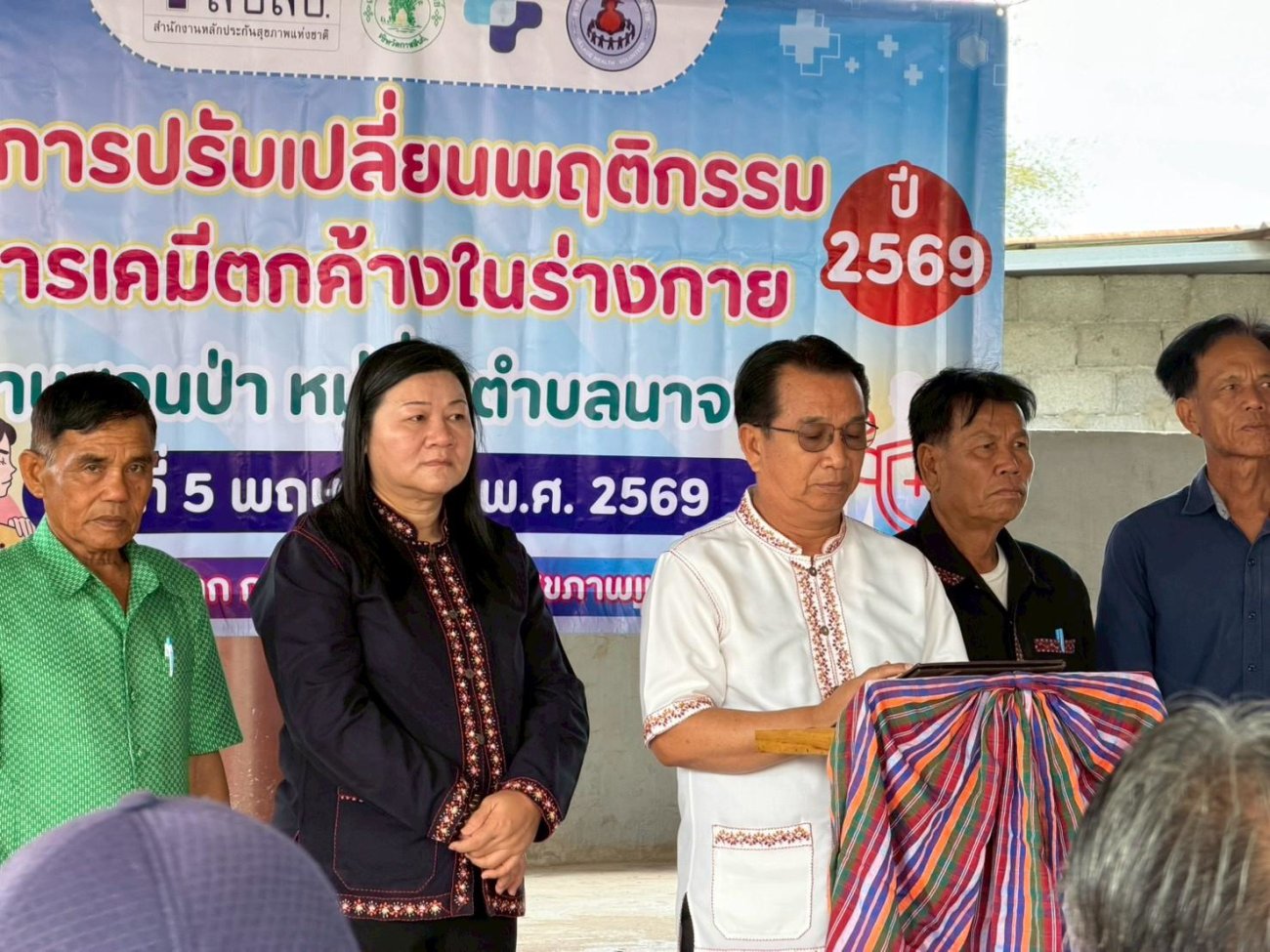 โครงการปรับเปลี่ยนพฤติกรรมลดสารเคมีตกค้างในร่างกาย ประจำปี 2569 5 พฤษภาคม 2569  เวลา 09.00 น.  ณ บ้านสวนป่า หมู่ที่ 1 ตำบลนาจารย์ นายสมนึก คำรัศมี นายกเทศมนตรีตำบลนาจารย์ เป็นประธานในพิธีเปิดโครงการปรับเปลี่ยนพฤติกรรมลดสารเคมีตกค้างในร่างกาย ประจำปี 2569 โดยมีคณะผู้บริหาร ปลัดเทศบาล สมาชิกสภาเทศบาล ผู้อำนวยการกองสาธารณสุขฯ อาสาสมัครสาธารณสุขประจำหมู่บ้าน (อสม.) ประชาชนในพื้นที่เข้าร่วมเป็นเกียรติและเข้าร่วมกิจกรรมอย่างพร้อมเพรียง  การจัดโครงการในครั้งนี้ มีวัตถุประสงค์เพื่อให้เกษตรกรกลุ่มเสี่ยงได้รับความรู้ ปรับเปลี่ยนพฤษติกรรมที่ถูกต้อง และตระหนักถึงพิษภัยจากสารเคมีตกค้าง ลด ละ เลิก การใช้สารเคมีอันตรายในการเกษตร ทั้งนี้ ผู้เข้าร่วมโครงการได้รับการตรวจสุขภาพเบื้องต้น และการอบรมให้ความรู้ด้านการดูแลสุขภาพ เพื่อนำไปประยุกต์ใช้ในชีวิตประจำวัน และเสริมสร้างสุขภาพที่ดีให้แก่ตนเองและคอบครัวอย่างยั่งยืน  โครงการดังกล่าวได้รับงบประมาณสนับสนุนจาก กองทุนหลักประกันสุขภาพเทศบาลตำบลนาจารย์ นับเป็นอีกหนึ่งกิจกรรมสำคัญในการยกระดับคุณภาพชีวิตของประชาชนในพื้นที่ และสร้างความตระหนักรู้ในการดูแลสุขภาพอย่างต่อเนื่อง