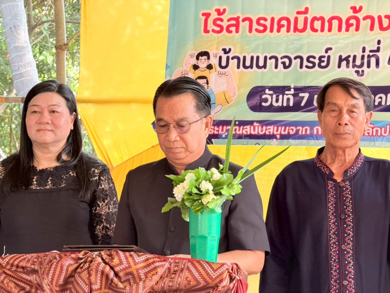 โครงการประชาชนสุขภาพดี ไร้สารเคมีตกค้างในร่างกาย ประจำปี 2569 วันที่ 7 พฤษภาคม 2569  เวลา 09.00 น.  ณ บ้านนาจารย์ หมู่ที่ 4 ตำบลนาจารย์ #นายสมนึก คำรัศมี นายกเทศมนตรีตำบลนาจารย์ เป็นประธานในพิธีเปิดโครงการประชาชนสุขภาพดี ไร้สารเคมีตกค้างในร่างกาย ประจำปี 2569 โดยมีคณะผู้บริหาร ปลัดเทศบาล รองปลัดเทศบาล สมาชิกสภาเทศบาล    ผู้อำนวยการกองสาธารณสุขฯ อาสาสมัครสาธารณสุขประจำหมู่บ้าน (อสม.) ประชาชนในพื้นที่เข้าร่วมเป็นเกียรติและเข้าร่วมกิจกรรมอย่างพร้อมเพรียง  การจัดโครงการในครั้งนี้ มีวัตถุประสงค์เพื่อให้เกษตรกรกลุ่มเสี่ยงได้รับความรู้ ปรับเปลี่ยนพฤติกรรมที่ถูกต้อง และตระหนักถึงพิษภัยจากสารเคมีตกค้าง ลด ละ เลิก การใช้สารเคมีอันตรายในการเกษตร เกษตรกรกลุ่มเสี่ยงมีค่าผลเลือดปกติ  ทั้งนี้ ผู้เข้าร่วมโครงการได้รับการตรวจสุขภาพเบื้องต้น และการอบรมให้ความรู้ด้านการดูแลสุขภาพ เพื่อนำไปประยุกต์ใช้ในชีวิตประจำวัน และเสริมสร้างสุขภาพที่ดีให้แก่ตนเองและคอบครัวอย่างยั่งยืน โครงการดังกล่าวได้รับงบประมาณสนับสนุนจาก กองทุนหลักประกันสุขภาพเทศบาลตำบลนาจารย์ นับเป็นอีกหนึ่งกิจกรรมสำคัญในการยกระดับคุณภาพชีวิตของประชาชนในพื้นที่ และสร้างความตระหนักรู้ในการดูแลสุขภาพอย่างต่อเนื่อง