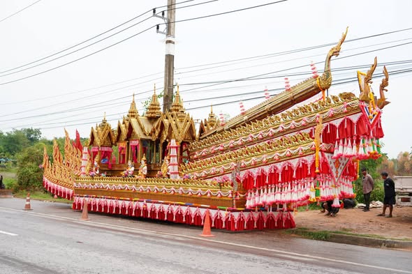 โครงการประเพณีบุญเดือนหก (บุญบั้งไฟ) ประจำปี 2569  วันที่ 8 พฤษภาคม 2569  ณ สนามโรงเรียนชุมชนนาจารย์วิทยา เทศบาลตำบลนาจารย์ นำโดย นายสมนึก คำรัศมี นายกเทศมนตรีตำบลนาจารย์ ได้จัดโครงการประเพณีบุญเดือนหก (บุญบั้งไฟ) ประจำปี 2569 เพื่อสืบสาน อนุรักษ์ และส่งเสริมประเพณีอันดีงามของท้องถิ่น ให้คงอยู่คู่ชุมชนสืบไป  ในการนี้ ได้รับเกียรติจาก นายวิรัช พิมพะนิตย์ สมาชิกสภาผู้แทนราษฎรจังหวัดกาฬสินธุ์ เขต 1 เป็นประธานในพิธีเปิดงาน ท่ามกลางบรรยากาศที่เต็มไปด้วยความสนุกสนานและความงดงามของวัฒนธรรมพื้นบ้านอีสาน  ภายในงานมีขบวนแห่บั้งไฟจำนวน 9 ขบวน ที่ร่วมกันนำเสนออัตลักษณ์ท้องถิ่น วิถีชีวิต และภูมิปัญญาชาวบ้านได้อย่างงดงาม สร้างความประทับใจแก่ผู้ร่วมงานเป็นอย่างยิ่ง  ทั้งนี้ ยังได้รับเกียรติจาก นางเฉลิมขวัญ หล่อตระกูล นายกองค์การบริหารส่วนจังหวัดกาฬสินธุ์ นายพงษ์ พิมพะนิตย์ สมาชิกสภาองค์การบริหารส่วนจังหวัด ตลอดจนคณะผู้บริหารองค์กรปกครองส่วนท้องถิ่น ปลัดเทศบาล รองปลัดเทศบาล สมาชิกสภาเทศบาล ผู้อำนวยการสถานศึกษา กำนัน ผู้ใหญ่บ้าน และแขกผู้มีเกียรติจากหลายภาคส่วน เข้าร่วมงานอย่างคับคั่ง