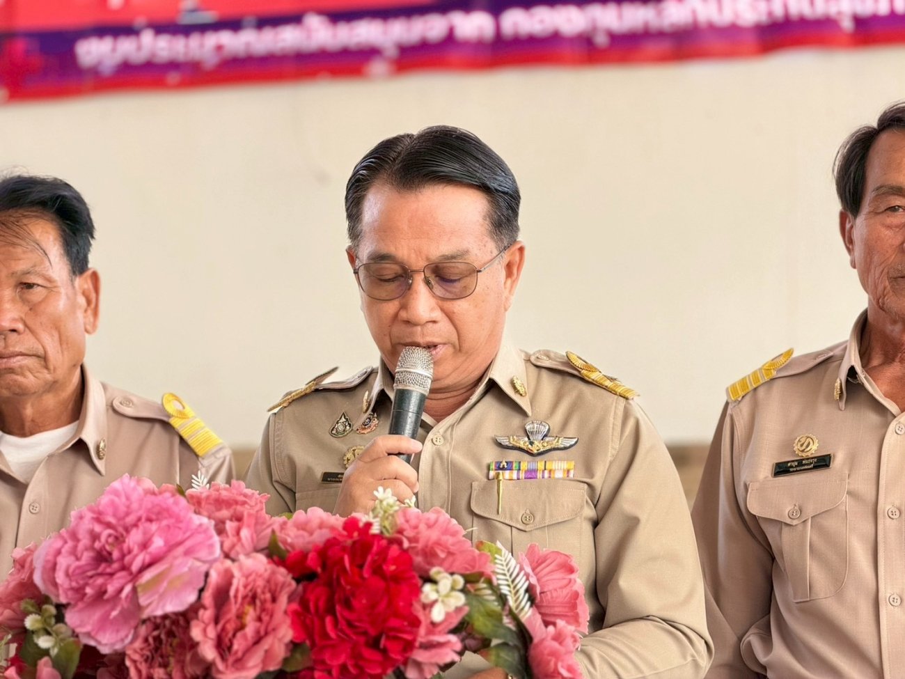 โครงการขยับกายสบายชีวี ประจำปี 2569  วันที่ 11 พฤษภาคม 2569  เวลา 09.00 น.  ณ บ้านแก่งนาขาม หมู่ที่ 5 ตำบลนาจารย์  นายสมนึก คำรัศมี นายกเทศมนตรีตำบลนาจารย์ เป็นประธานในพิธีเปิดโครงการขยับกายสบายชีวี ประจำปี 2569 โดยมีคณะผู้บริหาร ปลัดเทศบาล รองปลัดเทศบาล สมาชิกสภาเทศบาล ผู้อำนวยการกองสาธารณสุขฯ อาสาสมัครสาธารณสุขประจำหมู่บ้าน (อสม.) ประชาชนในพื้นที่เข้าร่วมเป็นเกียรติและเข้าร่วมกิจกรรมอย่างพร้อมเพรียง  การจัดโครงการในครั้งนี้ มีวัตถุประสงค์เพื่อส่งเสริมให้ประชาชนเห็นความสำคัญของการออกกำลังกาย ดูแลสุขภาพอย่างต่อเนื่อง และลดความเสี่ยงจากโรคต่าง ๆ โดยเน้นการมีส่วนร่วมของคนในชุมชน   โครงการดังกล่าวได้รับงบประมาณสนับสนุนจาก  กองทุนหลักประกันสุขภาพเทศบาลตำบลนาจารย์ นับเป็นอีกหนึ่งกิจกรรมสำคัญในการยกระดับคุณภาพชีวิตของประชาชนในพื้นที่ และสร้างความตระหนักรู้ในการดูแลสุขภาพอย่างต่อเนื่อง