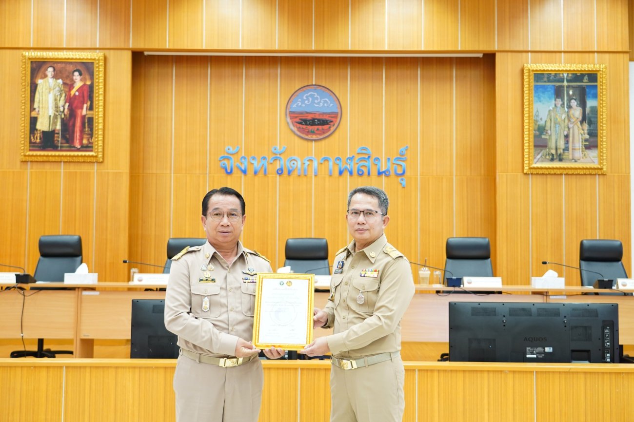 วันที่ 28 พฤษภาคม 2569  เวลา 08.30 น.  ณ ห้องประชุมโสมพะมิตร ชั้น 4 ศาลากลางจังหวัดกาฬสินธุ์ นายสมนึก คำรัศมี นายกเทศมนตรีตำบลนาจารย์ พร้อมพนักงานเทศบาล เข้าร่วมพิธีรับมอบเกียรติบัตรรับรองคุณภาพระบบบริการอนามัยสิ่งแวดล้อม Environment Health Accreditation (EHA) ประจำปี 2568  จากท่านสุวรรธณ์ เข็มธนเพ็ชร ผู้ว่าราชการจังหวัดกาฬสินธุ์     การได้รับการรับรองในครั้งนี้ สะท้อนถึงความมุ่งมั่นของเทศบาลตำบลนาจารย์ในการพัฒนาระบบบริการด้านอนามัยสิ่งแวดล้อม การดูแลสุขาภิบาล ให้มีความสะอาด ปลอดภัย และได้มาตรฐาน เพื่อสุขอนามัยที่ดีของประชาชนในพื้นที่  เทศบาลตำบลนาจารย์ จะยังคงเดินหน้าพัฒนาคุณภาพการให้บริการและสิ่งแวดล้อมที่ดี เพื่อสร้างชุมชนน่าอยู่และคุณภาพชีวิตที่ยั่งยืนแก่ประชาชนต่อไป