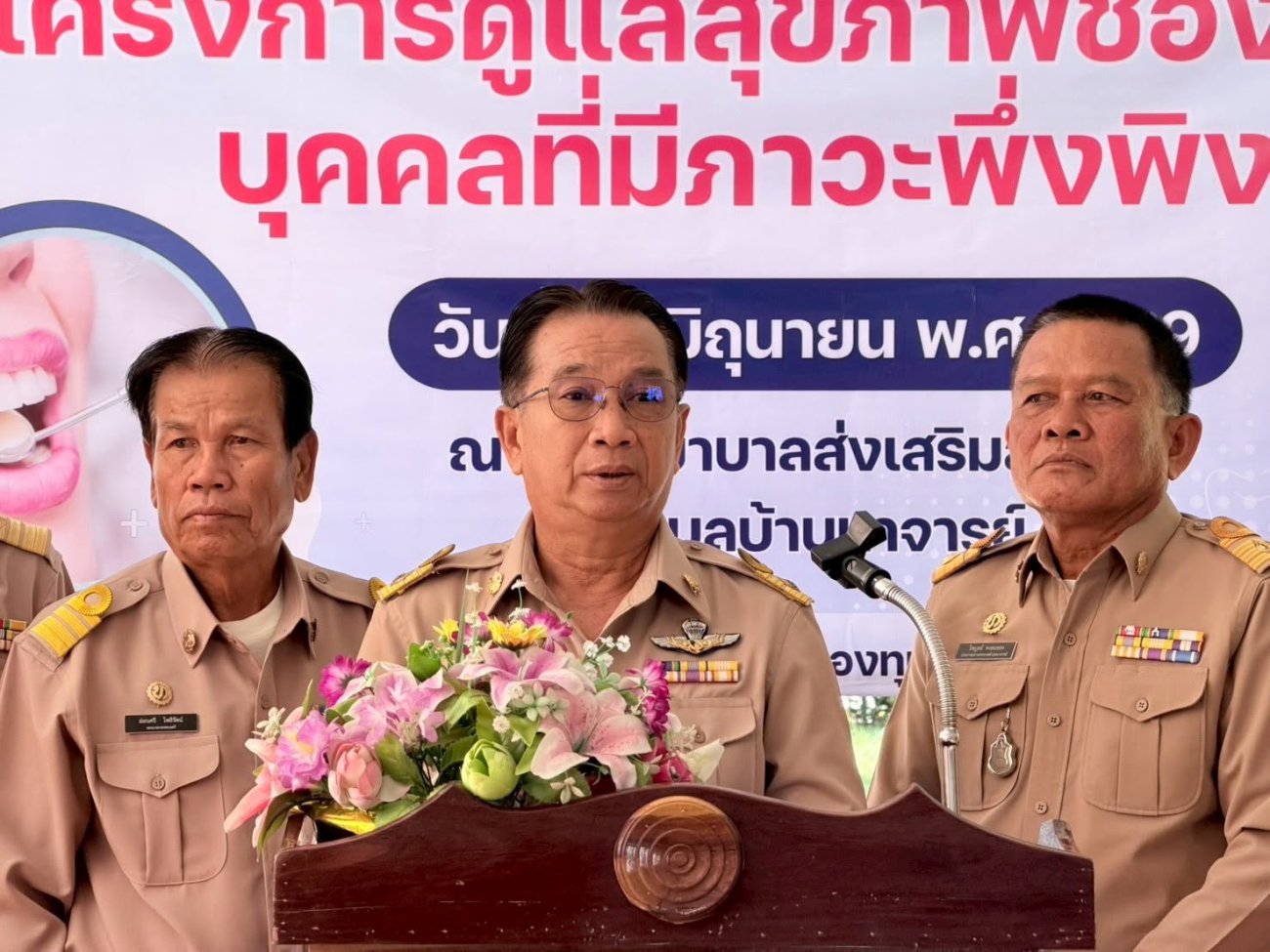 วันที่ 15 มิถุนายน 2569  นายสมนึก คำรัศมี นายกเทศมนตรีตำบลนาจารย์ ให้เกียรติเป็นประธานในพิธีเปิด โครงการการดูแลสุขภาพช่องปากบุคคลที่มีภาวะพึ่งพิง ประจำปี 2569 ณ  โรงพยาบาลส่งเสริมสุขภาพตำบลบ้านนาจารย์ โดยมีคณะผู้บริหาร ปลัดเทศบาล รองปลัดเทศบาล ประธานสภาฯ สมาชิกสภาเทศบาล ผู้อำนวยการกองสาธารณสุขฯ อาสาสมัครสาธารณสุขประจำหมู่บ้าน (อสม.)  ผู้ดูแลบุคคลที่มีภาวะพึ่งพิง บุคลากรสาธารณสุข และผู้เกี่ยวข้องเข้าร่วมกิจกรรมอย่างพร้อมเพรียง  โครงการดังกล่าวจัดขึ้นเพื่อเสริมสร้างความรู้ ความเข้าใจ และทักษะในการดูแลสุขภาพช่องปากของบุคคลที่มีภาวะพึ่งพิง ให้แก่ผู้ดูแลและอาสาสมัครสาธารณสุขประจำหมู่บ้าน (อสม.)  เพื่อให้สามารถเฝ้าระวัง ตรวจคัดกรอง และดูแลสุขภาพช่องปากเบื้องต้นได้อย่างถูกต้อง  อันจะช่วยลดปัญหาฟันผุ  ลดโรคในช่องปาก  และลดภาวะแทรกซ้อนทางสุขภาพที่อาจเกิดขึ้นได้  นายสมนึก คำรัศมี นายกเทศมนตรีตำบลนาจารย์ กล่าวว่า การดูแลสุขภาพช่องปากเป็นส่วนสำคัญของการดูแลสุขภาพโดยรวม  โดยเฉพาะในกลุ่มผู้สูงอายุ  และบุคคลที่มีภาวะพึ่งพิง ซึ่งต้องได้รับการดูแลอย่างต่อเนื่อง เพื่อให้มีคุณภาพชีวิตที่ดี  มีสุขภาพกายแข็งแรง  และสุขภาพใจที่ดี  โครงการดังกล่าวได้รับงบประมาณสนับสนุนจาก กองทุนหลักประกันสุขภาพเทศบาลตำบลนาจารย์ นับเป็นอีกหนึ่งกิจกรรมสำคัญในการยกระดับคุณภาพชีวิตของประชาชนในพื้นที่ และสร้างความตระหนักรู้ในการดูแลสุขภาพอย่างต่อเนื่อง เทศบาลตำบลนาจารย์ ยังคงมุ่งมั่นส่งเสริมการดูแลสุขภาพประชาชนทุกกลุ่มวัย ผ่านความร่วมมือกับหน่วยงานด้านสาธารณสุขและภาคีเครือข่ายในพื้นที่  เพื่อยกระดับคุณภาพชีวิตของประชาชนให้ดียิ่งขึ้นอย่างยั่งยืน