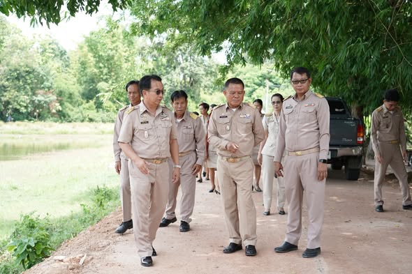 นายกเทศมนตรีตำบลนาจารย์ ลงพื้นที่ติดตามโครงการก่อสร้างถนน คสล. จากงบประมาณเงินเหลือจ่าย 7 โครงการ  วันที่ 22 มิถุนายน 2569 ภายหลังจากเปิดโครงการอบรมให้ความรู้กฎจราจรและการป้องกันอุบัติเหตุทางถนน ประจำปีงบประมาณ 2569  นายสมนึก คำรัศมี นายกเทศมนตรีตำบลนาจารย์ พร้อมด้วยคณะผู้บริหาร ประธานสภาฯ สมาชิกสภาเทศบาล ปลัดเทศบาล รองปลัดเทศบาล หัวหน้าส่วนราชการ และเจ้าหน้าที่ที่เกี่ยวข้อง ลงพื้นที่ติดตามความก้าวหน้าโครงการก่อสร้างถนนคอนกรีตเสริมเหล็ก (คสล.)  ซึ่งดำเนินการจากเงินเหลือจ่ายโครงการก่อสร้างเงินอุดหนุนเฉพาะกิจ จำนวน 7 โครงการ      สายรอบหนองคำขี้สูด หมู่ที่ 7 ต.ภูปอ     สายรอบหนองคำแช่กลอย (ต่อผิวจราจรเดิม) บ้านโจด หมู่ที่ 6 ต.ภูปอ     สายแยกถนน อบจ. - เมรุวัดอุดมประชาราษฎร์ บ้านนาจารย์ หมู่ที่ 3 ต.นาจารย์     สายวัดตาดแค หมู่ที่ 5 - บ้านโนนคำม่วง หมู่ที่ 7 ต.นาจารย์     สายบ้านสวนป่า (บ้านนายบุญล้วน มหาธาตุ) หมู่ที่ 1 ต.นาจารย์     สายบ้านสวนป่า (บ้านนางญวณใจ กลางโหลน) หมู่ที่ 1 ต.นาจารย์     สายบ้านนางวันนี พันธ์ภักดี - บ้านนางสุมิตรา มาตรดี บ้านโจด หมู่ที่ 6 ต.ภูปอ  การลงพื้นที่ครั้งนี้ เพื่อตรวจสอบความคืบหน้า คุณภาพงานก่อสร้าง และติดตามการดำเนินงานให้เป็นไปตามแบบแปลนและมาตรฐานที่กำหนด พร้อมทั้งรับฟังความคิดเห็นและข้อเสนอแนะจากประชาชนในพื้น