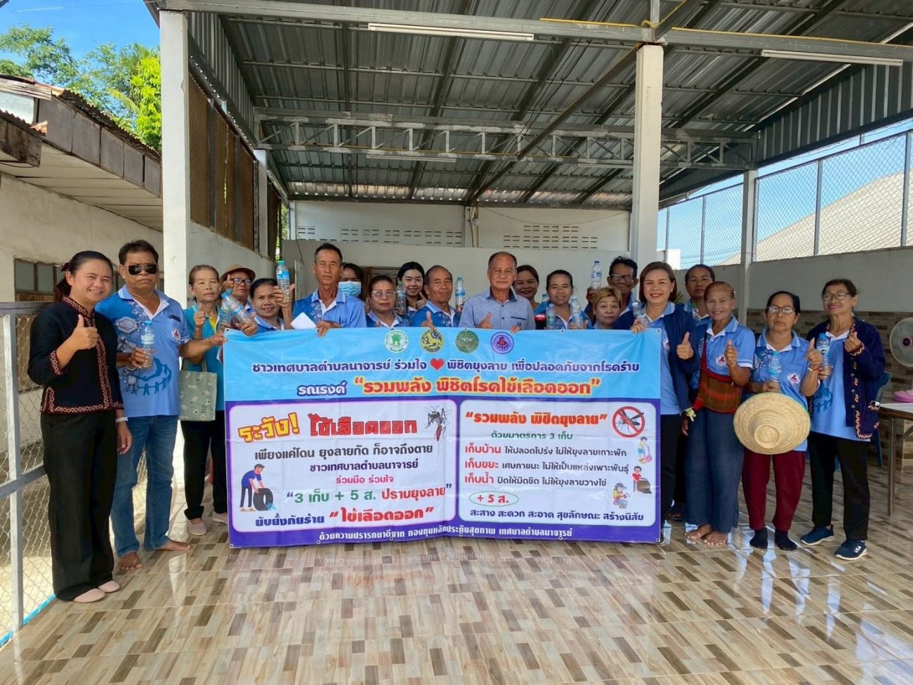 วันที่ 26 มิถุนายน 2569  เทศบาลตำบลนาจารย์ นำโดย นายสมนึก คำรัศมี นายกเทศมนตรีตำบลนาจารย์ มอบหมายให้ กองสาธารณสุขและสิ่งแวดล้อม ออกปฏิบัติการควบคุมโรคไข้เลือดออกและติดตามประเมินกิจกรรม  สำรวจและทำลายแหล่งเพาะพันธุ์ ลูกน้ำยุงลาย ซึ่งเป็นพาหะนำโรคไข้เลือดออก โดยความร่วมมือกับ โรงพยาบาลส่งเสริมสุขภาพตำบลบ้านนาจารย์  คณะ อสม. ในพื้นที่บ้านแก่งนาขาม หมู่ 5 ตำบลนาจารย์  ภายใต้โครงการชุมชนร่วมใจ ป้องกันโรคไข้เลือดออก ประจำปีงบประมาณ 2569