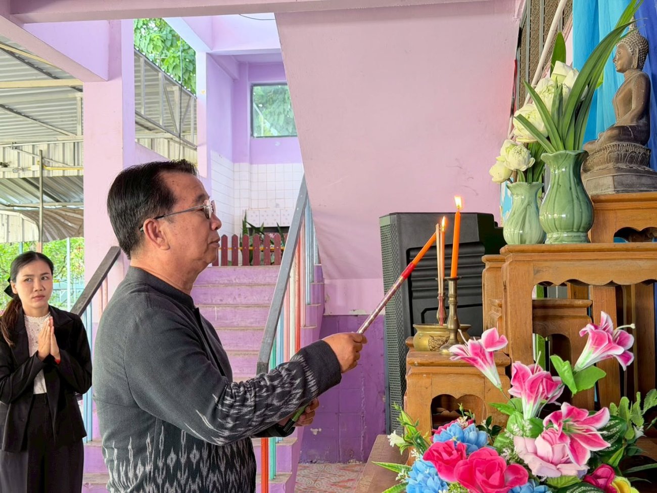 วันศุกร์ที่ 26 มิถุนายน 2569 เวลา 09.00 น.  ณ  โรงเรียนคำโพนคำม่วงวิทยา  นายสมนึก คำรัศมี นายกเทศมนตรีตำบลนาจารย์ ให้เกียรติเป็นประธานในพิธีเปิดโครงการส่งเสริมและทดสอบสมรรถภาพทางกายในวัยเรียน ประจำปีงบประมาณ พ.ศ. 2569 โดยมีคณะผู้บริหาร ปลัดเทศบาล รองปลัดเทศบาล ประธานสภาฯ สมาชิกสภาเทศบาล ผู้อำนวยการกองสาธารณสุขฯ ผู้อำนวยการโรงเรียน คณะครูและนักเรียนโรงเรียนคำโพนคำม่วงวิทยา และผู้เกี่ยวข้องเข้าร่วมกิจกรรมอย่างพร้อมเพรียง  เพื่อส่งเสริมให้นักเรียนมีสุขภาพร่างกายที่แข็งแรง สมบูรณ์ พร้อมทั้งประเมินและพัฒนาสมรรถภาพทางกายให้เป็นไปตามมาตรฐาน อันเป็นรากฐานสำคัญของการเจริญเติบโตและการเรียนรู้อย่างมีคุณภาพ  การจัดโครงการครั้งนี้ มุ่งปลูกฝังให้นักเรียนมีวินัยในการออกกำลังกาย เห็นความสำคัญของการดูแลสุขภาพ และสร้างเสริมสุขภาวะที่ดีทั้งด้านร่างกายและจิตใจ เพื่อเติบโตเป็นเยาวชนที่มีคุณภาพของสังคมในอนาคต  ในโอกาสนี้ นายกเทศมนตรีตำบลนาจารย์ ได้กล่าวชื่นชมคณะผู้บริหารโรงเรียน คณะครู บุคลากรทางการศึกษา และทุกภาคส่วนที่ร่วมกันขับเคลื่อนโครงการ พร้อมทั้งอวยพรให้การดำเนินงานบรรลุผลสำเร็จตามวัตถุประสงค์ และเกิดประโยชน์สูงสุดแก่เด็กและเยาวชนในพื้นที่  โครงการดังกล่าวได้รับงบประมาณสนับสนุนจาก กองทุนหลักประกันสุขภาพเทศบาลตำบลนาจารย์ นับเป็นอีกหนึ่งกิจกรรมสำคัญในการยกระดับคุณภาพชีวิตของประชาชนในพื้นที่ และสร้างความตระหนักรู้ในการดูแลสุขภาพอย่างต่อเนื่อง