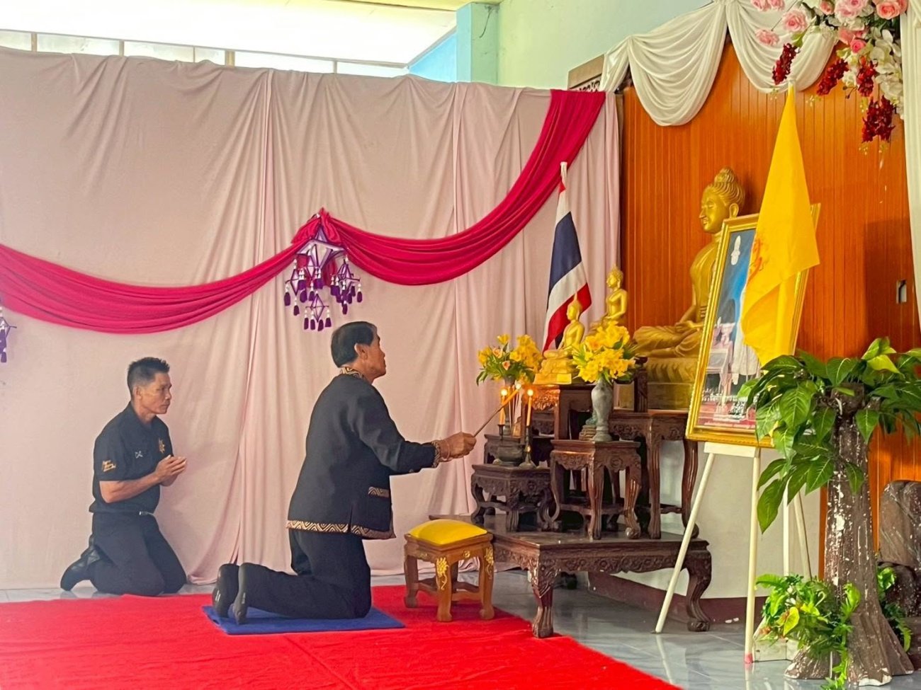 วันพฤหัสบดีที่ 2 กรกฎาคม 2569  ณ อาคารอเนกประสงค์โรงเรียนชุมชนนาจารย์วิทยา ตำบลนาจารย์ อำเภอเมืองกาฬสินธุ์ จังหวัดกาฬสินธุ์  นายคำปุน พันธ์จรูง รองนายกเทศมนตรีตำบลนาจารย์ ให้เกียรติเป็นประธานในพิธีเปิด โครงการอบรมหมอหมู่บ้านในพระราชประสงค์ บ้านนาจารย์ หมู่ที่ 4 ประจำปีงบประมาณ 2569 เพื่อส่งเสริมการพัฒนาบุคลากรด้านสาธารณสุข และยกระดับการดูแลสุขภาพของคนในชุมชนอย่างยั่งยืน โดยมี นายอ่อนศรี โพธิรัตน์ รองนายกเทศมนตรีตำบลนาจารย์  สมาชิกสภาฯ ปลัดเทศบาล รองปลัดเทศบาล หัวหน้าส่วนราชการ ผู้อำนวยการโรงเรียนชุมชนนาจารย์วิทยา ผู้อำนวยการโรงพยาบาลส่งเสริมสุขภาพตำบลบ้านนาจารย์ ผู้ใหญ่บ้าน ผู้ช่วยผู้ใหญ่บ้าน บ้านนาจารย์ หมู่ที่ 4 และพี่น้องประชาชนบ้านนาจารย์หมู่ที่ 4 เข้าร่วมอย่างพร้อมเพรียง  โครงการนี้จัดขึ้นเพื่อน้อมนำแนวพระราชดำริด้านสาธารณสุขของ พระบาทสมเด็จพระบรมชนกาธิเบศร มหาภูมิพลอดุลยเดชมหาราช บรมนาถบพิตร (รัชกาลที่ 9) ที่ทรงมุ่งให้ประชาชนสามารถเข้าถึงการดูแลสุขภาพขั้นพื้นฐาน และมีบุคลากรสาธารณสุขประจำหมู่บ้านคอยดูแลประชาชนอย่างทั่วถึง  การอบรมครั้งนี้ มุ่งเน้นการเสริมสร้างทักษะด้านการปฐมพยาบาลเบื้องต้น การฟื้นคืนชีพขั้นพื้นฐาน (CPR) การใช้ยาสามัญประจำบ้าน รวมถึงการส่งเสริมการป้องกันโรคและการดูแลสุขภาพของประชาชนในชุมชนอย่างถูกต้อง  นอกจากนี้ ยังเป็นการน้อมนำแนวพระราชดำริด้านสาธารณสุขมาปฏิบัติ สร้างเครือข่าย "หมอหมู่บ้าน" ให้เป็นผู้นำด้านสุขภาพ พร้อมขับเคลื่อนการรณรงค์ดูแลสิ่งแวดล้อมและป้องกันโรคในพื้นที่อย่างยั่งยืน