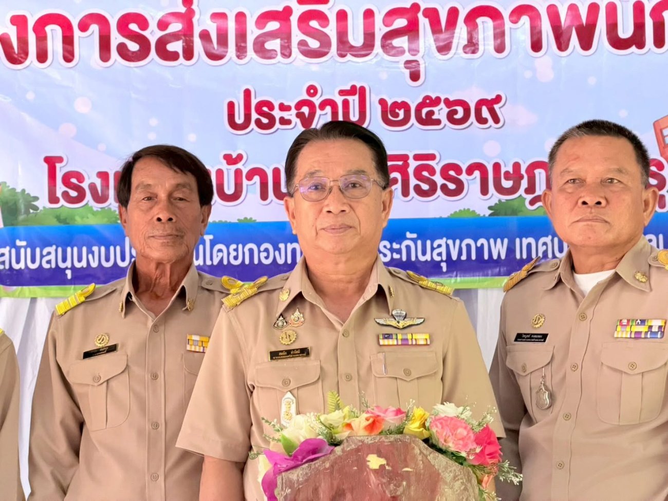 วันที่ 6 กรกฎาคม 2569  นายสมนึก คำรัศมี นายกเทศมนตรีตำบลนาจารย์ เป็นประธานเปิดโครงการส่งเสริมสุขภาพของนักเรียน โรงเรียนบ้านโจดศิริราชฎร์บำรุง ประจำปีงบประมาณ 2569  โดยมีคณะผู้บริหาร ประธานสภาฯ สมาชิกสภาฯ ปลัดเทศบาล รองปลัดเทศบาล  ผู้อำนวยการกองสาธารณสุขฯ ผู้อำนวยการโรงเรียน คณะครูและนักเรียนโรงเรียนบ้านโจดศิริราชฎร์บำรุง ผู้ใหญ่บ้าน คณะกรรมการสถานศึกษา และผู้เกี่ยวข้องเข้าร่วมกิจกรรมอย่างพร้อมเพรียง   เทศบาลตำบลนาจารย์ โดยกองทุนหลักประกันสุขภาพเทศบาลตำบลนาจารย์ ร่วมกับโรงเรียนบ้านโจดศิริราชฎร์บำรุง จัดโครงการส่งเสริมสุขภาพของนักเรียน เพื่อปลูกฝังความรู้ด้านสุขภาพและโภชนาการที่ถูกต้องให้แก่เด็กและเยาวชน พร้อมสร้างความร่วมมือระหว่างโรงเรียน ผู้ปกครอง และชุมชน ในการดูแลสุขภาพของนักเรียนอย่างรอบด้าน  การอบรมครั้งนี้มุ่งเน้นการสร้างความตระหนักในการเลือกรับประทานอาหารที่มีประโยชน์ ลดการบริโภคอาหารประเภท Junk Food ป้องกันปัญหาโรคอ้วน โรคเบาหวาน และส่งเสริมให้นักเรียนมีสุขภาพกายและสุขภาพจิตที่แข็งแรง สามารถนำความรู้ไปปรับใช้ในชีวิตประจำวันได้อย่างเหมาะสม  โครงการดังกล่าวมีนักเรียน ผู้ปกครอง คณะครู บุคลากรทางการศึกษา และประชาชนในพื้นที่เข้าร่วมกว่า 90 คน ถือเป็นอีกหนึ่งกิจกรรมที่สะท้อนถึงความร่วมมือของทุกภาคส่วนในการสร้างสังคมแห่งการเรียนรู้ด้านสุขภาพ เพื่อให้เด็กและเยาวชนเติบโตอย่างมีคุณภาพ