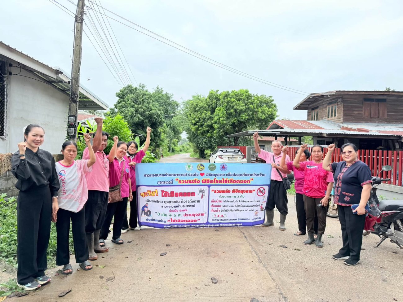 วันที่ 7 กรกฎาคม 2569  เทศบาลตำบลนาจารย์ นำโดย นายสมนึก คำรัศมี นายกเทศมนตรีตำบลนาจารย์ มอบหมายให้ กองสาธารณสุขและสิ่งแวดล้อม ออกปฏิบัติการควบคุมโรคไข้เลือดออกและติดตามประเมินกิจกรรม  สำรวจและทำลายแหล่งเพาะพันธุ์ ลูกน้ำยุงลาย ซึ่งเป็นพาหะนำโรคไข้เลือดออก โดยความร่วมมือกับ  คณะ อสม. ในพื้นที่  พื้นที่ดำเนินการ: บ้านนาจารย์ หมู่ 8 ตำบลนาจารย์  ภายใต้โครงการชุมชนร่วมใจ ป้องกันโรคไข้เลือดออก ประจำปีงบประมาณ 2569