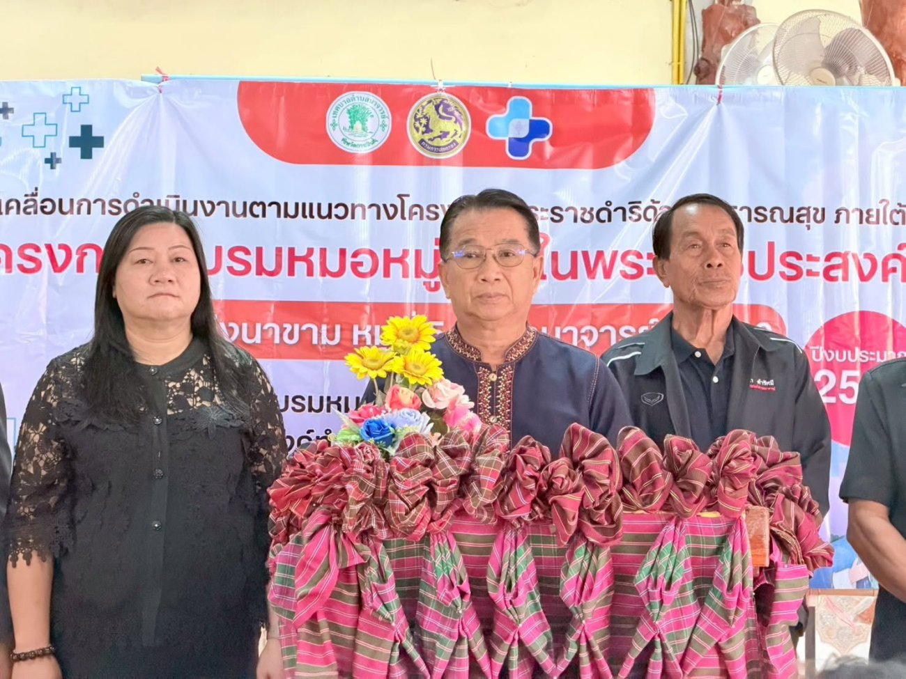 วันที่ 7 กรกฎาคม 2569 เวลา 09.00 น.  ณ ศาลาการเปรียญวัดหนองไหลวนาราม  บ้านแก่งนาขาม หมู่ 5 ตำบลนาจารย์ อำเภอเมืองกาฬสินธุ์ จังหวัดกาฬสินธุ์     นายสมนึก คำรัศมี นายกเทศมนตรีตำบลนาจารย์ ให้เกียรติเป็นประธานในพิธีเปิด โครงการอบรมหมอหมู่บ้านในพระราชประสงค์ บ้านแก่งนาขาม หมู่ที่ 5 ตำบลนาจารย์ ประจำปี 2569  โดยมีคณะผู้บริหาร ประธานสภาฯ สมาชิกสภาฯ ปลัดเทศบาล รองปลัดเทศบาล  ผู้อำนวยการกองสาธารณสุขฯ ผู้ใหญ่บ้าน ผู้ช่วยผู้ใหญ่บ้าน และพี่น้องประชาชน บ้านแก่งนาขาม หมู่ที่ 5 เข้าร่วมอย่างพร้อมเพรียง  โครงการดังกล่าวจัดขึ้นเพื่อน้อมนำแนวพระราชดำริด้านการสาธารณสุขของ พระบาทสมเด็จพระบรมชนกาธิเบศร มหาภูมิพลอดุลยเดช มหาราช บรมนาถบพิตร มาสู่การปฏิบัติในระดับชุมชน มุ่งสร้าง "หมอหมู่บ้าน" ให้มีความรู้ด้านการปฐมพยาบาล การดูแลสุขภาพเบื้องต้น การใช้ยาสามัญประจำบ้านอย่างถูกต้อง รวมถึงการรณรงค์ส่งเสริมสุขภาพและป้องกันโรค เพื่อให้ประชาชนสามารถพึ่งพาตนเองด้านสุขภาพได้มากยิ่งขึ้น  นายกเทศมนตรีได้กล่าวให้กำลังใจผู้เข้ารับการอบรม พร้อมเน้นย้ำว่า หมอหมู่บ้านคือกำลังสำคัญของชุมชน ที่อยู่ใกล้ชิดประชาชนมากที่สุด ความรู้และทักษะที่ได้รับในวันนี้ จะสามารถนำไปต่อยอดในการดูแลสุขภาพของครอบครัว เพื่อนบ้าน และคนในชุมชน ช่วยยกระดับคุณภาพชีวิต และสร้างชุมชนที่เข้มแข็งอย่างยั่งยืน