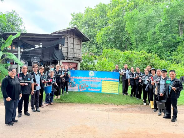 วันที่ 8 กรกฎาคม 2569  เทศบาลตำบลนาจารย์ นำโดย นายสมนึก คำรัศมี นายกเทศมนตรีตำบลนาจารย์ มอบหมายให้ กองสาธารณสุขและสิ่งแวดล้อม ออกปฏิบัติการควบคุมโรคไข้เลือดออกและติดตามประเมินกิจกรรม  สำรวจและทำลายแหล่งเพาะพันธุ์ ลูกน้ำยุงลาย ซึ่งเป็นพาหะนำโรคไข้เลือดออก โดยความร่วมมือกับ  คณะ อสม. ในพื้นที่  พื้นที่ดำเนินการ: บ้านนาจารย์ หมู่ 4 ตำบลนาจารย์  ภายใต้โครงการชุมชนร่วมใจ ป้องกันโรคไข้เลือดออก ประจำปีงบประมาณ 2569