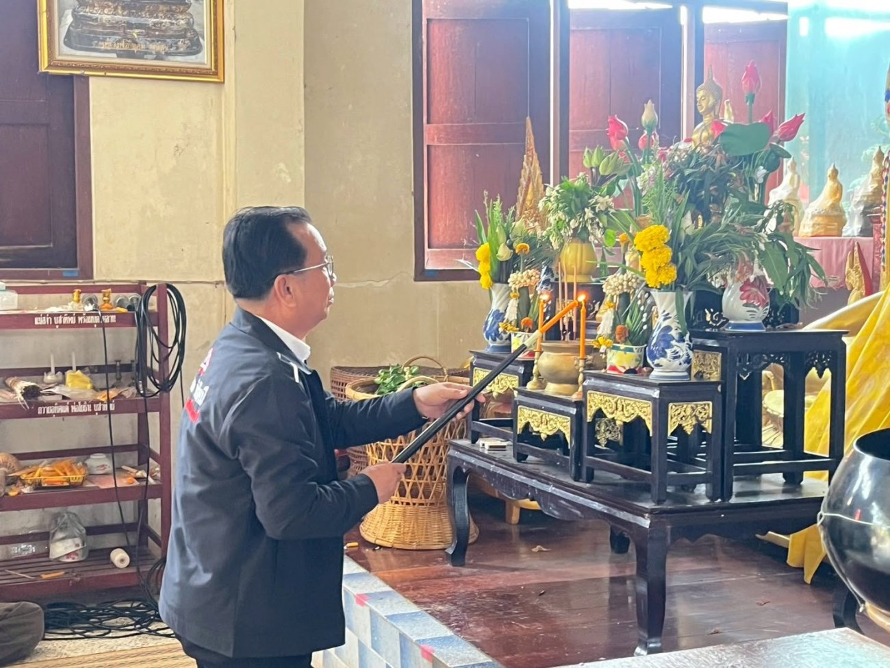 วันพุธที่ 8 กรกฎาคม 2569  เวลา 09.00 น.  ณ ศาลาการเปรียญวัดอุดมประชาราษฎร์ บ้านนาจารย์ หมู่ที่ 3 ตำบลนาจารย์  นายสมนึก คำรัศมี นายกเทศมนตรีตำบลนาจารย์ ให้เกียรติเป็นประธานในพิธีเปิดโครงการอบรมหมอหมู่บ้านในพระราชประสงค์ บ้านนาจารย์ หมู่ที่ 3 ประจำปี 2569 โดยมีคณะผู้บริหาร ประธานสภาฯ สมาชิกสภาฯ ปลัดเทศบาล รองปลัดเทศบาล  ผู้อำนวยการกองสาธารณสุขฯ ผู้ใหญ่บ้าน ผู้ช่วยผู้ใหญ่บ้าน และพี่น้องประชาชน บ้านนาจารย์ หมู่ที่ 3 เข้าร่วมอย่างพร้อมเพรียง  โครงการดังกล่าวจัดขึ้นเพื่อน้อมนำแนวพระราชดำริด้านการสาธารณสุขมาสู่การปฏิบัติ โดยมุ่งพัฒนาศักยภาพแกนนำสุขภาพและประชาชนในชุมชน ให้มีความรู้ด้านการปฐมพยาบาลเบื้องต้น การฟื้นคืนชีพขั้นพื้นฐาน (CPR) การใช้ยาสามัญประจำบ้านและสมุนไพรอย่างถูกต้อง รวมถึงการส่งเสริมการป้องกันโรคและการดูแลสุขภาพของประชาชนในพื้นที่  การอบรมครั้งนี้มีแกนนำสุขภาพในพื้นที่เข้าร่วมจำนวน 50 คน และมีกิจกรรมรณรงค์ทำความสะอาด กำจัดแหล่งเพาะพันธุ์ยุงลายและแหล่งรังโรค โดยมีประชาชนเข้าร่วมอีก 50 คน เพื่อร่วมกันสร้างชุมชนที่สะอาด ปลอดภัย และมีคุณภาพชีวิตที่ดีอย่างยั่งยืน เทศบาลตำบลนาจารย์ขอขอบคุณคณะกรรมการหมู่บ้าน วิทยากร โรงพยาบาลกาฬสินธุ์ โรงพยาบาลส่งเสริมสุขภาพตำบล และทุกภาคส่วนที่ร่วมกันขับเคลื่อนโครงการอันเป็นประโยชน์ต่อประชาชนในครั้งนี้