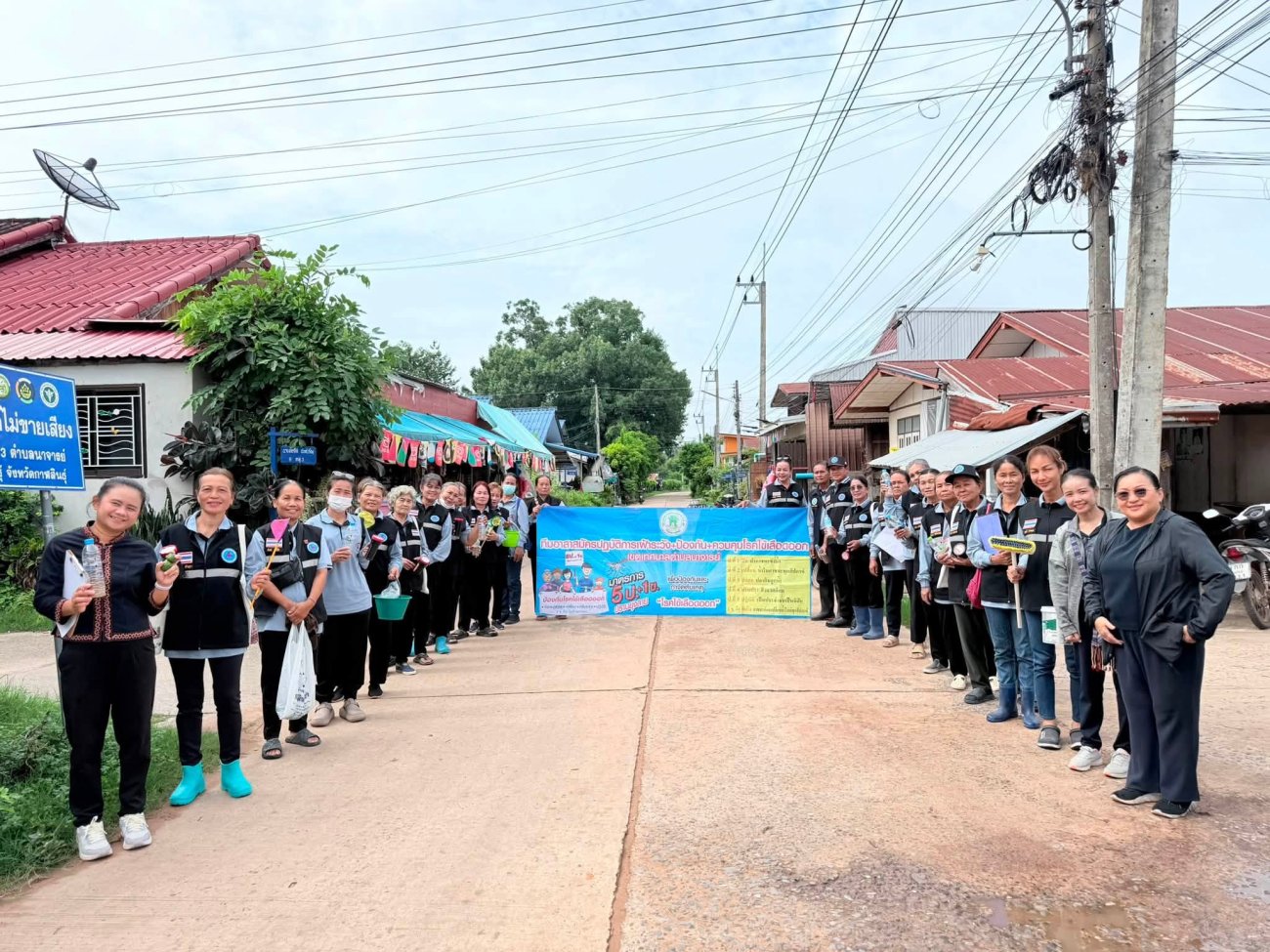 วันที่ 15 กรกฎาคม 2569  เทศบาลตำบลนาจารย์ นำโดย นายสมนึก คำรัศมี นายกเทศมนตรีตำบลนาจารย์ มอบหมายให้ กองสาธารณสุขและสิ่งแวดล้อม ออกปฏิบัติการควบคุมโรคไข้เลือดออกและติดตามประเมินกิจกรรม  สำรวจและทำลายแหล่งเพาะพันธุ์ ลูกน้ำยุงลาย ซึ่งเป็นพาหะนำโรคไข้เลือดออก โดยความร่วมมือกับ  คณะ อสม. ในพื้นที่บ้านนาจารย์ หมู่ 9 ตำบลนาจารย์  ภายใต้โครงการชุมชนร่วมใจ ป้องกันโรคไข้เลือดออก ประจำปีงบประมาณ 2569