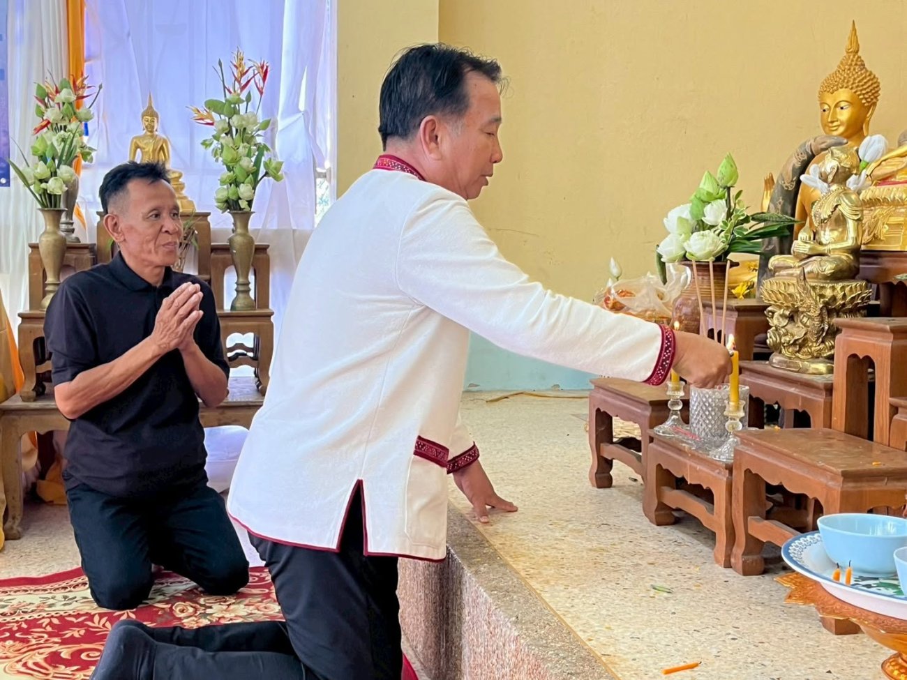 วันพุธ ที่ 15 กรกฎาคม 2569  เวลา 09.30 น.  ณ บ้านคำโพน หมู่ที่ 6 ตำบลนาจารย์  นายสมนึก คำรัศมี นายกเทศมนตรีตำบลนาจารย์ ให้เกียรติเป็นประธานในพิธีเปิดโครงการอบรมหมอหมู่บ้านในพระราชประสงค์ บ้านคำโพน หมู่ที่ 6 ประจำปี 2569 โดยมีคณะผู้บริหาร ประธานสภาฯ สมาชิกสภาฯ ปลัดเทศบาล รองปลัดเทศบาล  ผู้อำนวยการกองสาธารณสุขฯ กำนัน ผู้ใหญ่บ้าน ผู้ช่วยผู้ใหญ่บ้าน และพี่น้องประชาชน บ้านคำโพน หมู่ที่ 6 เข้าร่วมอย่างพร้อมเพรียง   โครงการดังกล่าวจัดขึ้นเพื่อน้อมนำแนวพระราชดำริด้านการสาธารณสุขมาสู่การปฏิบัติ โดยมุ่งพัฒนาศักยภาพแกนนำสุขภาพและประชาชนในชุมชน ให้มีความรู้ด้านการปฐมพยาบาลเบื้องต้น การฟื้นคืนชีพขั้นพื้นฐาน (CPR) การใช้ยาสามัญประจำบ้านและสมุนไพรอย่างถูกต้อง รวมถึงการส่งเสริมการป้องกันโรคและการดูแลสุขภาพของประชาชนในพื้นที่  การอบรมครั้งนี้ เพื่อร่วมกันสร้างชุมชนที่สะอาด ปลอดภัย และมีคุณภาพชีวิตที่ดีอย่างยั่งยืน  เทศบาลตำบลนาจารย์ขอขอบคุณคณะกรรมการหมู่บ้าน วิทยากร โรงพยาบาลกาฬสินธุ์ โรงพยาบาลส่งเสริมสุขภาพตำบล และทุกภาคส่วนที่ร่วมกันขับเคลื่อนโครงการอันเป็นประโยชน์ต่อประชาชนในครั้งนี้
