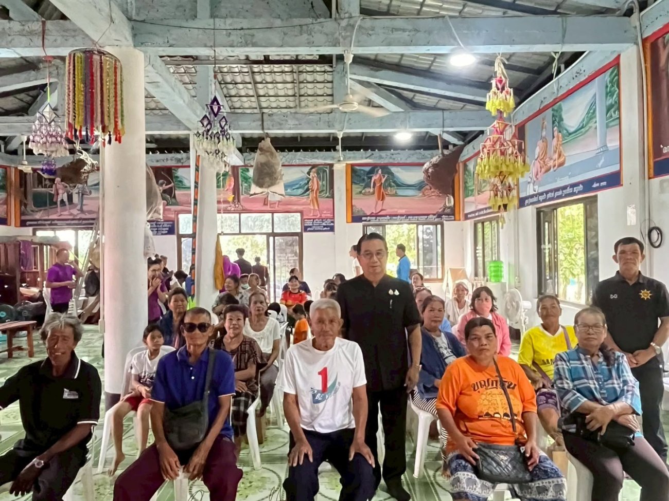 วันอังคาร ที่ 21 กรกฎาคม 2569  เวลา 09.00 น.  ณ บ้านโนนคำม่วง หมู่ที่ 7 ตำบลนาจารย์  นายสมนึก คำรัศมี นายกเทศมนตรีตำบลนาจารย์ ให้เกียรติเป็นประธานในพิธีเปิดโครงการอบรมหมอหมู่บ้านในพระราชประสงค์ บ้านโนนคำม่วง หมู่ที่ 7 ประจำปี 2569 โดยมีคณะผู้บริหาร ประธานสภาฯ สมาชิกสภาฯ ปลัดเทศบาล รองปลัดเทศบาล  ผู้อำนวยการกองสาธารณสุขฯ ผู้ใหญ่บ้าน ผู้ช่วยผู้ใหญ่บ้าน และพี่น้องประชาชน บ้านโนนคำม่วง หมู่ที่ 7 เข้าร่วมอย่างพร้อมเพรียง   โครงการดังกล่าวจัดขึ้นเพื่อน้อมนำแนวพระราชดำริด้านการสาธารณสุขมาสู่การปฏิบัติ โดยมุ่งพัฒนาศักยภาพแกนนำสุขภาพและประชาชนในชุมชน ให้มีความรู้ด้านการปฐมพยาบาลเบื้องต้น การฟื้นคืนชีพขั้นพื้นฐาน (CPR) การใช้ยาสามัญประจำบ้านและสมุนไพรอย่างถูกต้อง รวมถึงการส่งเสริมการป้องกันโรคและการดูแลสุขภาพของประชาชนในพื้นที่ หลังจากนั้นได้ร่วมกันรณรงค์ทำความสะอาด กำจัดแหล่งเพาะพันธุ์ยุงลายและแหล่งรังโรคในชุมชน