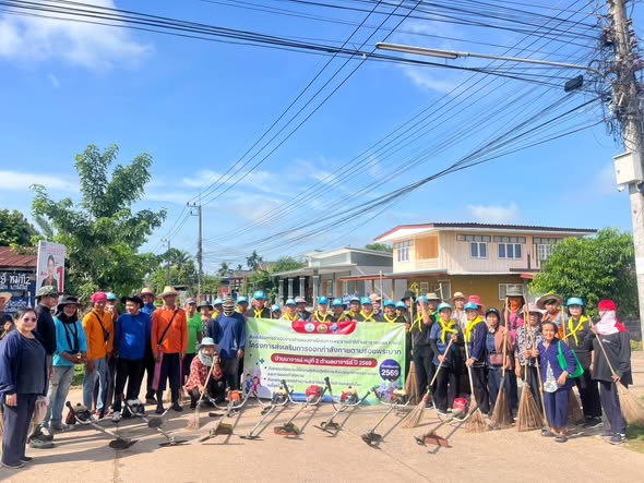 วันที่ 24 กรกฎาคม 2569 กิจกรรมขับเคลื่อนการดำเนินงานตามแนวทางโครงการพระราชดำริด้านสาธารณสุข   สรุปผลการดำเนินกิจกรรมที่ 2 บ้านนาจารย์ หมู่ที่ 2 เทศบาลตำบลนาจารย์ ร่วมกับผู้นำชุมชนและพี่น้องประชาชน บ้านนาจารย์ หมู่ที่ 2 ดำเนิน กิจกรรมที่ 2 ภายใต้โครงการส่งเสริมการออกกำลังกายตามรอยพระบาท ประจำปี 2569 โดยการร่วมแรงร่วมใจทำความสะอาด กวาดล้างแหล่งเพาะพันธุ์ยุงลาย สร้างชุมชนสุขภาพดี โดยร่วมกันรณรงค์ทำความสะอาดและกำจัดแหล่งเพาะพันธุ์ยุงลาย พร้อมปรับปรุงภูมิทัศน์บริเวณหมู่บ้านให้สะอาด เป็นระเบียบ และเอื้อต่อการมีสุขภาพที่ดี  กิจกรรมครั้งนี้เป็นการน้อมนำแนวพระราชดำริ “เราทำความดี ด้วยหัวใจ” มาสู่การปฏิบัติจริง เปิดโอกาสให้ประชาชนมีส่วนร่วมดูแลชุมชนของตนเอง ลดความเสี่ยงการเกิดโรคไข้เลือดออก และสร้างสภาพแวดล้อมที่เหมาะสมต่อการออกกำลังกายและการใช้ชีวิตของคนในชุมชน  เทศบาลตำบลนาจารย์ ขอขอบคุณผู้นำชุมชน อาสาสมัคร และประชาชนทุกท่าน ที่ร่วมแรงร่วมใจกันทำความดีเพื่อส่วนรวม และร่วมกันสร้างชุมชนที่สะอาด ปลอดภัย และน่าอยู่ เพื่อคุณภาพชีวิตที่ดีของทุกคน