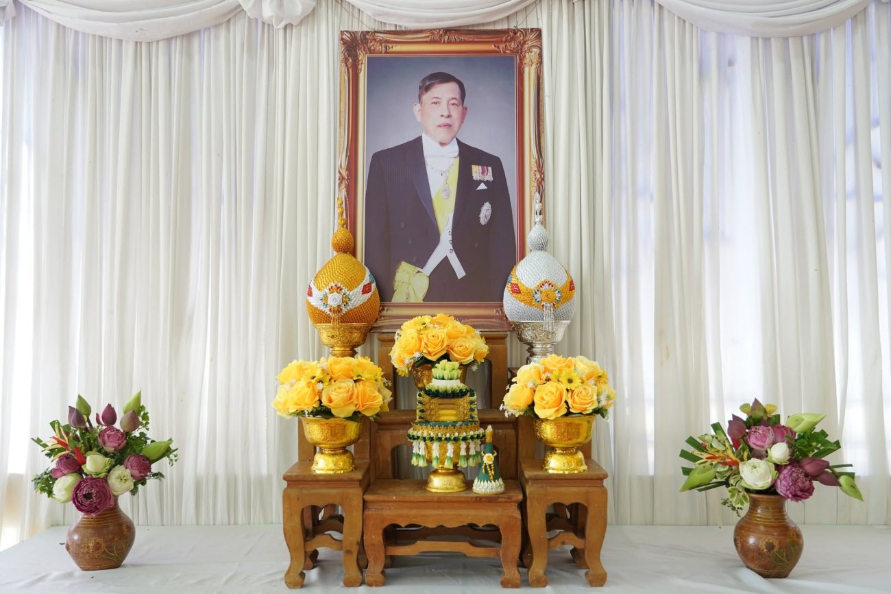 วันจันทร์ ที่ 27 กรกฎาคม 2569  เวลา 13.00 น. ณ วัดอุดมประชาสามัคคี บ้านคำโพน หมู่ที่ 6 ตำบลนาจารย์ อำเภอเมืองกาฬสินธุ์ จังหวัดกาฬสินธุ์  นายสมนึก คำรัศมี นายกเทศมนตรีตำบลนาจารย์ พร้อมด้วยคณะผู้บริหาร รองประธานสภา สมาชิกสภาเทศบาล ปลัดเทศบาล รองปลัดเทศบาล หัวหน้าส่วนราชการ พนักงานเทศบาล ผู้ใหญ่บ้าน คณะครู นักเรียนโรงเรียนคำโพนคำม่วงวิทยา และประชาชน ร่วมประกอบพิธีเจริญพระพุทธมนต์ เจริญจิตตภาวนา และถวายเป็นพระราชกุศล เนื่องในโอกาสวันเฉลิมพระชนมพรรษา 28 กรกฎาคม ของพระบาทสมเด็จพระปรเมนทรรามาธิบดี ศรีสินทรมหาวชิราลงกรณ พระวชิรเกล้าเจ้าอยู่หัว     ภายหลังเสร็จสิ้นพิธีทางศาสนา ผู้เข้าร่วมกิจกรรมได้ร่วมกันดำเนินกิจกรรม “รวมพลังสร้างสัปปายะสู่วัด ด้วยวิถี 5 ส (Big Cleaning Day)” ทำความสะอาด ปรับปรุงภูมิทัศน์ และพัฒนาพื้นที่ภายในวัดให้มีความสะอาด เป็นระเบียบ ร่มรื่น และเอื้อต่อการประกอบศาสนกิจ     การจัดกิจกรรมในครั้งนี้ เพื่อแสดงออกถึงความจงรักภักดี และสำนึกในพระมหากรุณาธิคุณอันหาที่สุดมิได้ ตลอดจนร่วมกันบำเพ็ญสาธารณประโยชน์ สร้างความสามัคคี และส่งเสริมการมีส่วนร่วมของทุกภาคส่วนในการพัฒนาชุมชนและสังคม
