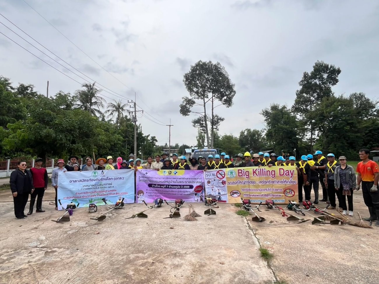 ขับเคลื่อนการดำเนินงานตามแนวทางโครงการพระราชดำริด้านสาธารณสุข   สรุปผลการดำเนินกิจกรรมที่ 2 บ้านโจด หมู่ที่ 7 ตำบลภูปอ  เทศบาลตำบลนาจารย์ ร่วมกับผู้นำชุมชนและพี่น้องประชาชน บ้านโจด หมู่ที่ 7 ตำบลภูปอ ดำเนินกิจกรรมที่ 2 ภายใต้โครงการอบรมหมอหมู่บ้านในพระราชประสงค์ ประจำปี 2569 โดยการร่วมแรงร่วมใจทำความสะอาด กวาดล้างแหล่งเพาะพันธุ์ยุงลาย สร้างชุมชนสุขภาพดี โดยร่วมกันรณรงค์ทำความสะอาดและกำจัดแหล่งเพาะพันธุ์ยุงลาย พร้อมปรับปรุงภูมิทัศน์บริเวณหมู่บ้านให้สะอาด เป็นระเบียบ และเอื้อต่อการมีสุขภาพที่ดี  กิจกรรมครั้งนี้เป็นการน้อมนำแนวพระราชดำริ “เราทำความดี ด้วยหัวใจ” มาสู่การปฏิบัติจริง เปิดโอกาสให้ประชาชนมีส่วนร่วมดูแลชุมชนของตนเอง ลดความเสี่ยงการเกิดโรคไข้เลือดออก และสร้างสภาพแวดล้อมที่เหมาะสมต่อการใช้ชีวิตของคนในชุมชน  เทศบาลตำบลนาจารย์ ขอขอบคุณผู้นำชุมชน อาสาสมัคร และประชาชนทุกท่าน ที่ร่วมแรงร่วมใจกันทำความดีเพื่อส่วนรวม และร่วมกันสร้างชุมชนที่สะอาด ปลอดภัย และน่าอยู่ เพื่อคุณภาพชีวิตที่ดีของทุกคน
