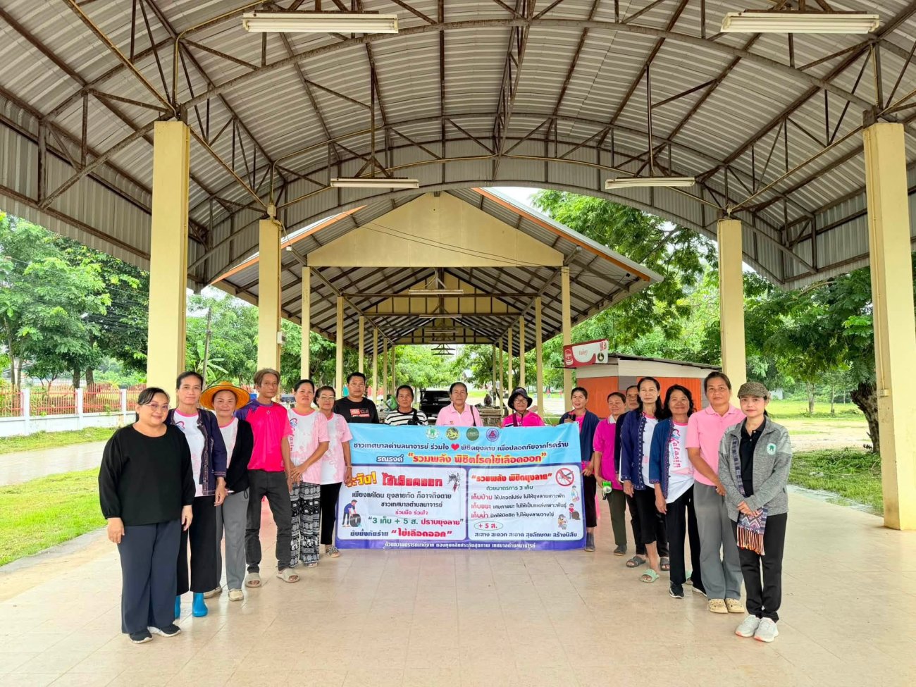 วันที่ 4 สิงหาคม 2569  เทศบาลตำบลนาจารย์ นำโดย นายสมนึก คำรัศมี นายกเทศมนตรีตำบลนาจารย์ มอบหมายให้ กองสาธารณสุขและสิ่งแวดล้อม ออกปฏิบัติการป้องกันโรคไข้เลือดออกและติดตามประเมินกิจกรรม  สำรวจและทำลายแหล่งเพาะพันธุ์ ลูกน้ำยุงลาย ซึ่งเป็นพาหะนำโรคไข้เลือดออก โดยความร่วมมือกับ  คณะ อสม. ในพื้นที่  พื้นที่ดำเนินการ: บ้านโจด หมู่ 7 ตำบลภูปอ  ภายใต้โครงการชุมชนร่วมใจ ป้องกันโรคไข้เลือดออก ประจำปีงบประมาณ 2569