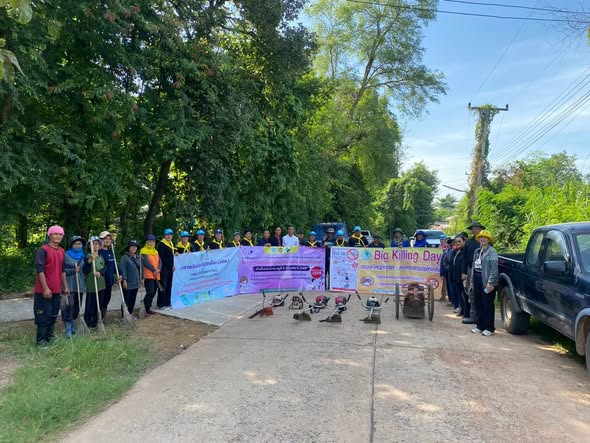 ร่วมใจพัฒนาชุมชน สร้างสิ่งแวดล้อมที่สะอาด ปลอดภัย ห่างไกลไข้เลือดออก  สรุปผลการดำเนินกิจกรรมที่ 2  บ้านโนนสะอาด หมู่ที่ 5 ตำบลไผ่ เทศบาลตำบลนาจารย์  เทศบาลตำบลนาจารย์ ร่วมกับผู้นำชุมชน อาสาสมัคร และพี่น้องประชาชน บ้านโนนสะอาด หมู่ที่ 5 ตำบลไผ่ ดำเนินกิจกรรมภายใต้ โครงการส่งเสริมการออกกำลังกายตามรอยพระบาท ประจำปีงบประมาณ 2569  ร่วมกันทำความสะอาดชุมชน กำจัดแหล่งเพาะพันธุ์ยุงลาย ปรับปรุงภูมิทัศน์ และจัดระเบียบบริเวณหมู่บ้าน เพื่อป้องกันโรคไข้เลือดออก พร้อมสร้างสภาพแวดล้อมที่สะอาด ปลอดภัย และเอื้อต่อการมีสุขภาพที่ดีของประชาชน  กิจกรรมในครั้งนี้เป็นการน้อมนำแนวพระราชดำริ "เราทำความดี ด้วยหัวใจ" มาปฏิบัติอย่างเป็นรูปธรรม โดยเปิดโอกาสให้ทุกภาคส่วนมีส่วนร่วมในการดูแลชุมชนของตนเอง สร้างความเข้มแข็งและส่งเสริมคุณภาพชีวิตของประชาชนอย่างยั่งยืน  เทศบาลตำบลนาจารย์ ขอขอบคุณผู้นำชุมชน อาสาสมัคร และประชาชนทุกท่าน ที่ร่วมแรงร่วมใจกันทำความดีเพื่อส่วนรวม และร่วมกันสร้างชุมชนให้น่าอยู่ สะอาด ปลอดภัย เพื่อสุขภาพที่ดีของทุกคน