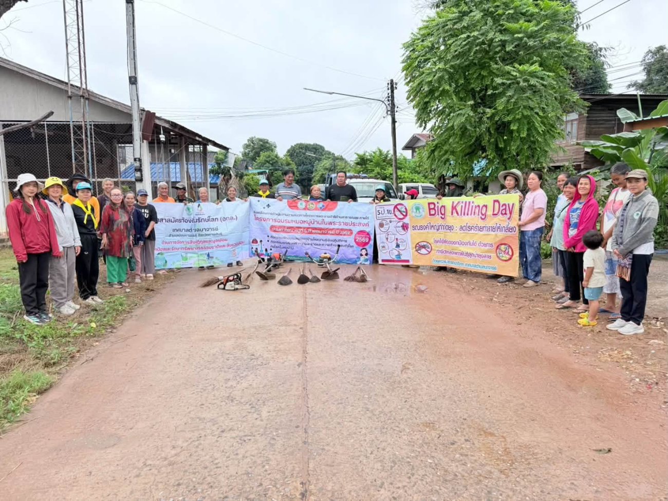 ร่วมใจพัฒนาชุมชน สร้างสิ่งแวดล้อมที่สะอาด ปลอดภัย ห่างไกลไข้เลือดออก   สรุปผลการดำเนินกิจกรรมที่ 2  บ้านคำโพน หมู่ที่ 6 ตำบลนาจารย์  เทศบาลตำบลนาจารย์ ร่วมกับผู้นำชุมชน อาสาสมัคร และพี่น้องประชาชน บ้านคำโพน หมู่ที่ 6 ดำเนินกิจกรรมภายใต้ โครงการอบรมหมอหมู่บ้านในพระราชประสงค์ ประจำปีงบประมาณ 2569  ร่วมกันทำความสะอาดชุมชน กำจัดแหล่งเพาะพันธุ์ยุงลาย ปรับปรุงภูมิทัศน์ และจัดระเบียบบริเวณหมู่บ้าน เพื่อป้องกันโรคไข้เลือดออก พร้อมสร้างสภาพแวดล้อมที่สะอาด ปลอดภัย และเอื้อต่อการมีสุขภาพที่ดีของประชาชน  กิจกรรมในครั้งนี้เป็นการน้อมนำแนวพระราชดำริ "เราทำความดี ด้วยหัวใจ" มาปฏิบัติอย่างเป็นรูปธรรม โดยเปิดโอกาสให้ทุกภาคส่วนมีส่วนร่วมในการดูแลชุมชนของตนเอง สร้างความเข้มแข็งและส่งเสริมคุณภาพชีวิตของประชาชนอย่างยั่งยืน  เทศบาลตำบลนาจารย์ ขอขอบคุณผู้นำชุมชน อาสาสมัคร และประชาชนทุกท่าน ที่ร่วมแรงร่วมใจกันทำความดีเพื่อส่วนรวม และร่วมกันสร้างชุมชนให้น่าอยู่ สะอาด ปลอดภัย เพื่อสุขภาพที่ดีของทุกคน