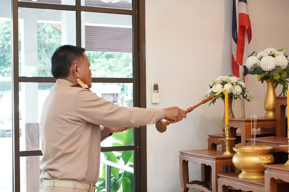 วันที่ 24 สิงหาคม 2569 เวลา 09.00 น.  ณ อาคารประชุม 1 เทศบาลตำบลนาจารย์ เทศบาลตำบลนาจารย์ จัดการประชุมสภาเทศบาลตำบลนาจารย์ สมัยสามัญ สมัยที่ 3 ครั้งที่ 2 ประจำปี 2569 เพื่อร่วมกันพิจารณาเรื่องสำคัญในการบริหารงานและการพัฒนาท้องถิ่นให้เกิดประโยชน์สูงสุดแก่ประชาชน  ผลการประชุม ที่ประชุมมีมติเห็นชอบทุกเรื่องที่เสนอ ได้แก่  รับรองรายงานการประชุมครั้งที่ผ่านมา  รับทราบรายงานผลการประชุมของคณะกรรมการแปรญัตติ ร่างเทศบัญญัติงบประมาณรายจ่ายประจำปีงบประมาณ พ.ศ. 2570  เห็นชอบร่างเทศบัญญัติงบประมาณรายจ่ายประจำปีงบประมาณ พ.ศ. 2570 วาระที่ 2 ขั้นแปรญัตติ  เห็นชอบร่างเทศบัญญัติงบประมาณรายจ่ายประจำปีงบประมาณ พ.ศ. 2570 วาระที่ 3 ขั้นลงมติ  อนุมัติให้โอนเงินงบประมาณรายจ่ายประจำปีงบประมาณ พ.ศ. 2569 ไปตั้งจ่ายเป็นรายการใหม่  การประชุมครั้งนี้เป็นอีกหนึ่งกลไกสำคัญในการร่วมกันพิจารณาและขับเคลื่อนการบริหารงานของเทศบาลให้เป็นไปอย่างมีประสิทธิภาพ โปร่งใส และตอบสนองต่อความต้องการของประชาชนในพื้นที่