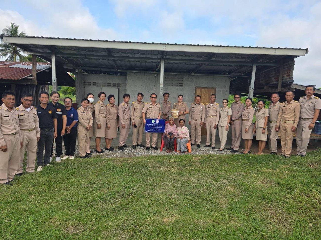 เทศบาลตำบลนาจารย์ โดยนายสมนึก คำรัศมี นายกเทศมนตรีตำบลนาจารย์  พร้อมด้วยคณะผู้บริหาร ประธานสภา สมาชิกสภาเทศบาล ปลัดเทศบาล  และเจ้าหน้าที่ผู้เกี่ยวข้องร่วมส่งมอบบ้านตามโครงการปรับสภาพแวดล้อมและสิ่งอำนวยความสะดวกของผู้สูงอายุให้เหมาะสมปลอดภัย ประจำปีงบประมาณ ๒๕๖๙  เทศบาลตำบลนาจารย์ โดยกองสวัสดิการสังคม ร่วมกับสำนักงานพัฒนาสังคมและความมั่นคงของมนุษย์จังหวัดกาฬสินธุ์ (พมจ.กาฬสินธุ์) ได้ดำเนินโครงการปรับสภาพแวดล้อมและสิ่งอำนวยความสะดวกของผู้สูงอายุให้เหมาะสมปลอดภัย ประจำปีงบประมาณ พ.ศ. ๒๕๖๙ เพื่อยกระดับคุณภาพชีวิต สร้างความปลอดภัย และความเป็นอยู่ที่ดีขึ้นให้แก่ผู้สูงอายุและผู้พิการในพื้นที่ โดยได้ดำเนินการปรับปรุงและส่งมอบบ้านเรียบร้อยแล้ว จำนวน ๒ หลัง ได้แก่:    บ้านนางวาน คำหงษา (อายุ ๘๗ ปี)   บ้านเลขที่ ๒๕๘ หมู่ที่ ๕ บ้านแก่งนาขาม ตำบลนาจารย์   รายละเอียดการปรับปรุง: ปรับปรุงหลังคา, เทพื้นบ้าน, ก่ออิฐฝาผนังบ้าน, ก่อสร้างห้องน้ำพร้อมติดตั้งชักโครก, ระบบน้ำประปา, และติดตั้งระบบไฟฟ้า/ไฟส่องสว่าง  งบประมาณสนับสนุน: ๔๐,๐๐๐ บาท    บ้าน ส.ต.ปัญญา ธารศรี (อายุ ๖๗ ปี)  บ้านเลขที่ ๑๙๐ หมู่ที่ ๑ บ้านสวนป่า ตำบลนาจารย์  รายละเอียดการปรับปรุง: ก่อสร้างห้องน้ำพร้อมติดตั้งชักโครกและราวจับผู้พิการ/ราวพยุงสแตนเลส, ปรับปรุงฝาผนังด้านหน้าบ้าน, ปิดช่องว่างระหว่างจั่วหลังคา, ติดตั้งประตูบ้านและหลังบ้าน, ระบบน้ำประปา, และติดตั้งระบบไฟฟ้า/ไฟส่องสว่าง  งบประมาณสนับสนุน: ๔๐,๐๐๐ บาท