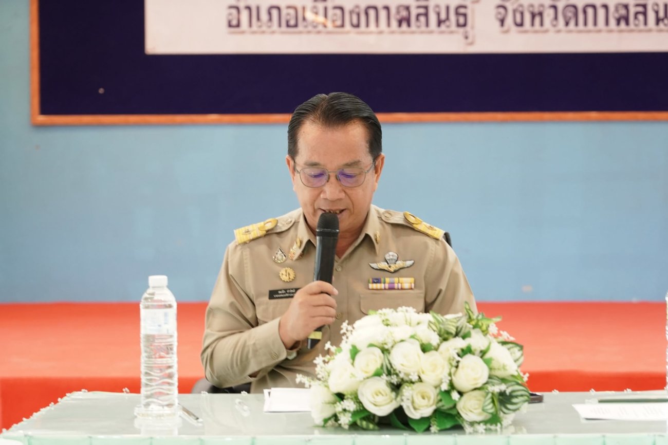 วันจันทร์ที่ 12 ตุลาคม 2569  เวลา 09.30 น.  ณ อาคารประชุม 1 เทศบาลตำบลนาจารย์ อำเภอเมืองกาฬสินธุ์ จังหวัดกาฬสินธุ์  นายสมนึก คำรัศมี นายกเทศมนตรีตำบลนาจารย์ เป็นประธานในการประชุมเตรียมความพร้อมการจัดงานประเพณีลอยกระทง และโครงการส่งท้ายปีเก่าต้อนรับปีใหม่ ประจำปี พ.ศ. 2569 โดยมีคณะผู้บริหาร ประธานสภาเทศบาล สมาชิกสภาเทศบาล หัวหน้าส่วนราชการ เจ้าหน้าที่เทศบาล กำนัน ผู้ใหญ่บ้าน ประธานอาสาสมัครสาธารณสุขประจำหมู่บ้าน (อสม.) อาสาสมัครสาธารณสุขประจำหมู่บ้าน (อสม.) และตัวแทนกลุ่มเยาวชนตำบลนาจารย์ เข้าร่วมประชุมอย่างพร้อมเพรียงกัน  การประชุมครั้งนี้มีวัตถุประสงค์ เพื่อร่วมกันหารือ วางแผน และกำหนดแนวทางการดำเนินงาน ตลอดจนบูรณาการความร่วมมือจากทุกภาคส่วนในการจัดกิจกรรมสำคัญของตำบลนาจารย์ โดยมีประเด็นการประชุมที่สำคัญ ได้แก่  1. การจัดงานประเพณีลอยกระทง ประจำปี 2569 ซึ่งกำหนดจัดขึ้นในวันอังคารที่ 24 พฤศจิกายน 2569 โดยหารือเกี่ยวกับรูปแบบการจัดงาน การประกวดกระทงสวยงาม การประกวดนางนพมาศ การจัดสถานที่ และการเตรียมความพร้อมด้านต่าง ๆ เพื่อร่วมสืบสานและอนุรักษ์ประเพณีวัฒนธรรมไทยอันดีงามให้คงอยู่สืบไป  2. การจัดโครงการส่งท้ายปีเก่าต้อนรับปีใหม่ ประจำปี 2569 โดยร่วมกันพิจารณารูปแบบการจัดกิจกรรม การทำบุญตักบาตร และแนวทางการดำเนินงาน เพื่อส่งเสริมการมีส่วนร่วมของประชาชน สร้างความรัก ความสามัคคี และความสัมพันธ์อันดีภายในชุมชน  นอกจากนี้ ที่ประชุมยังได้ร่วมกันแลกเปลี่ยนความคิดเห็นและข้อเสนอแนะเกี่ยวกับการแบ่งหน้าที่ความรับผิดชอบ การประสานความร่วมมือ และการเตรียมความพร้อมในการดำเนินกิจกรรม เพื่อให้การจัดงานเป็นไปด้วยความเรียบร้อย เหมาะสม และบรรลุตามวัตถุประสงค์